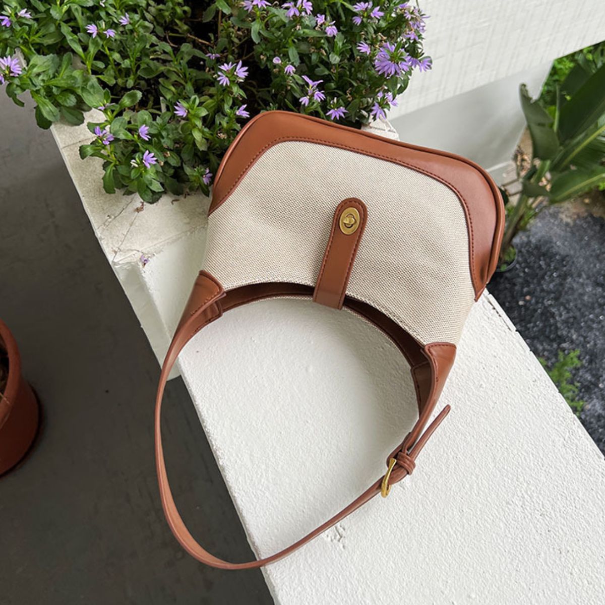 Baeful Contrast Canvas Shoulder Bag